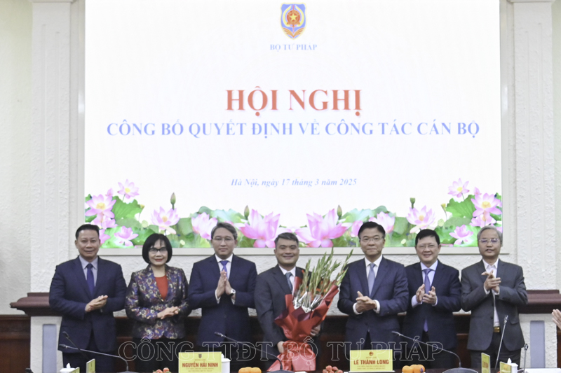 Phó Thủ tướng Lê Thành Long trao quyết định bổ nhiệm Thứ trưởng Bộ Tư pháp Nguyễn Thanh Tú
